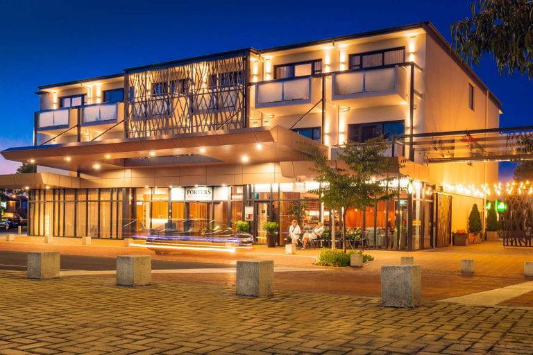 1. Porters Night n1 Colour Space sRGB for web 4x3 max sizea 768x512